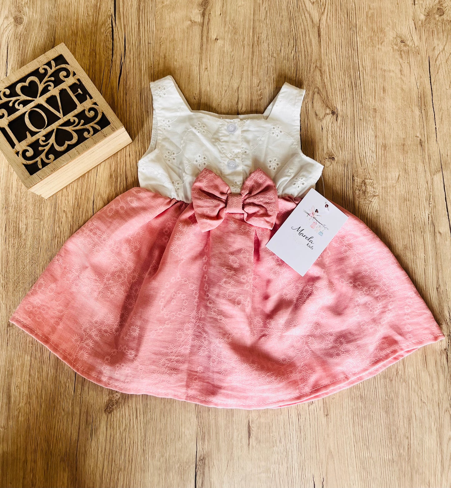 Vestido bordado blanco y rosa