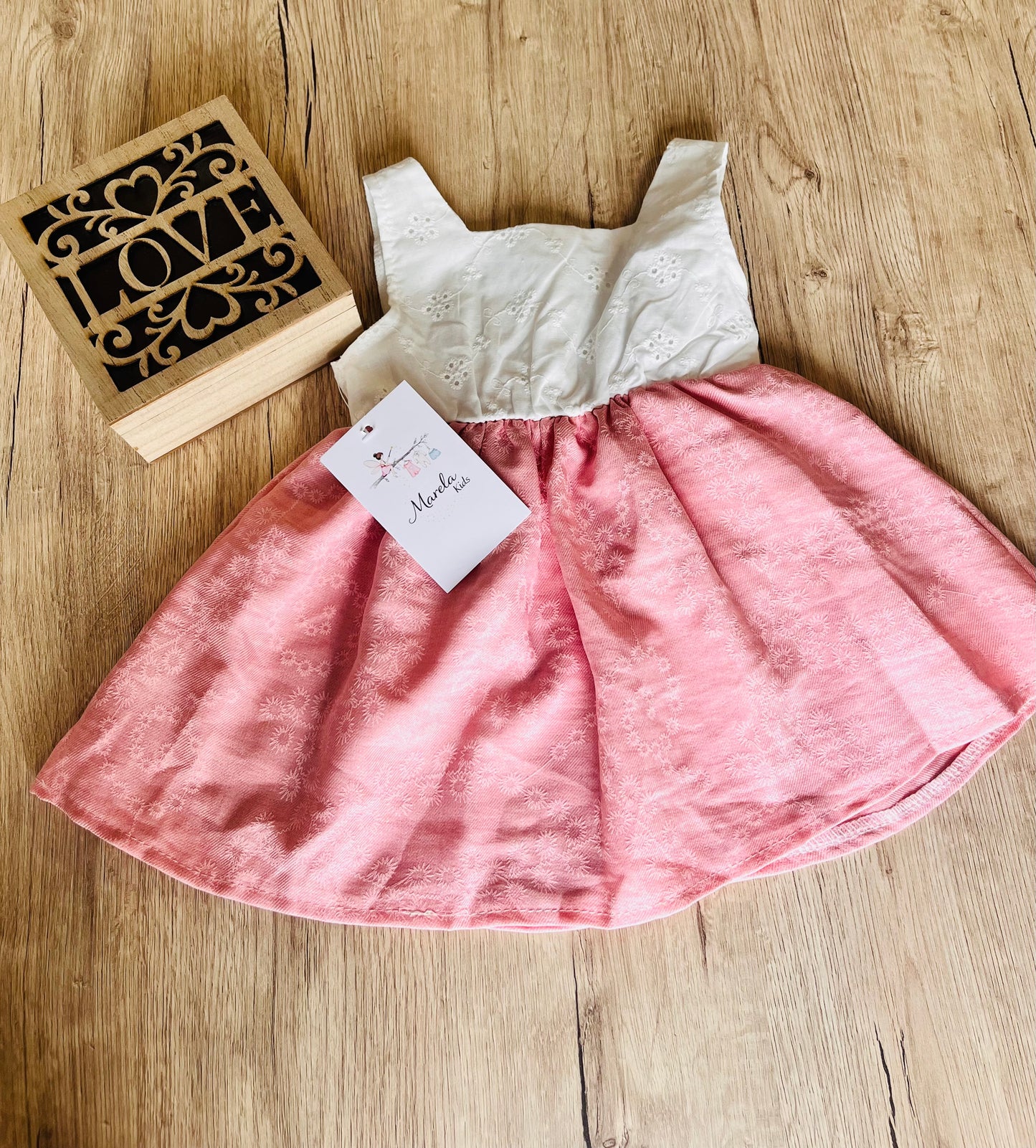 Vestido bordado blanco y rosa
